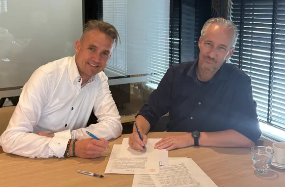 Thuiswerkende vrouw aan het bellen